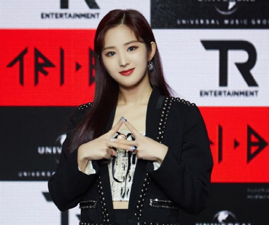 신인 걸그룹 트라이비 송선이 사촌 언니인 소녀시대 유리로부터 받은 영향을 언급했다. <티알엔터테인먼트, 멜로우엔터테인먼트 제공>